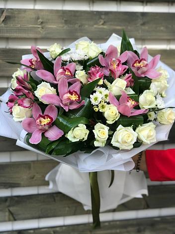 Букет цветов из: Розы и Хризантемы в Юность