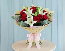 Букет цветов из:  Лилии и Розы в Юность