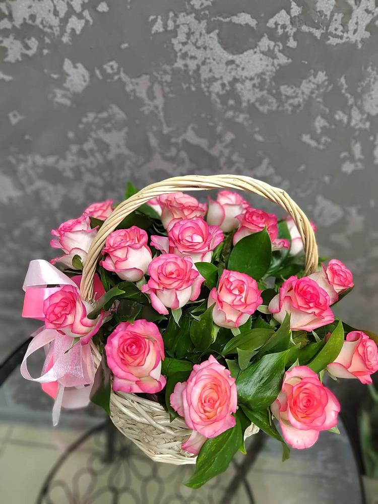 Цветочная композиция из Розы в корзине в Юность