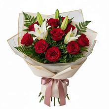 Букет цветов из:  Лилии и Розы в Юность