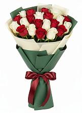 Букет Микс из красных и белых роз в Юность
