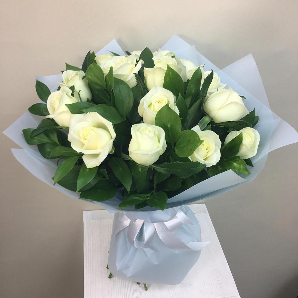 Букет 15 Белых роз Проуд в Юность