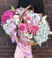 Композиция солнечный день в Юность Цветочная композиция из Розы, Хризантемы, Пионы и Лизиантусы в корзине в Юность