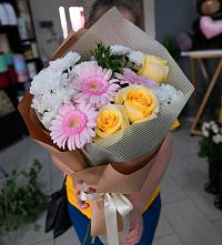 Букет цветов из:  Герберы, Розы и Хризантемы в Юность
