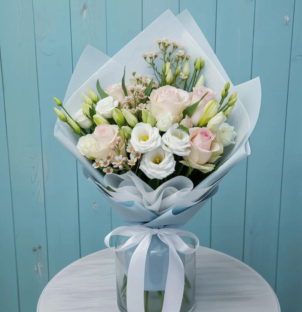 Букет цветов из: Розы и Лизиантусы в Юность