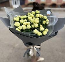 Букет Белые кустовые розы Солинеро в Юность