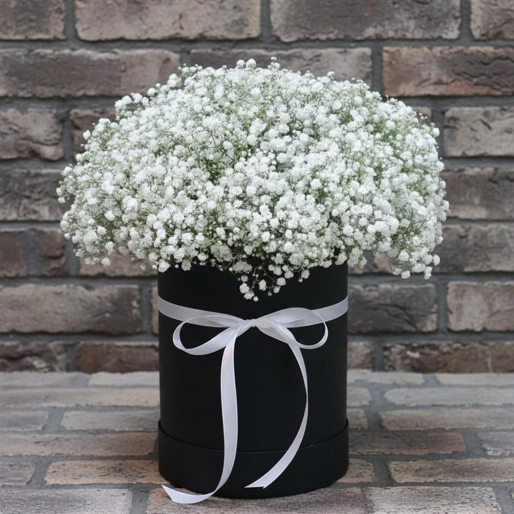 Цветочная композиция из Гипсофила в шляпной коробке в Юность