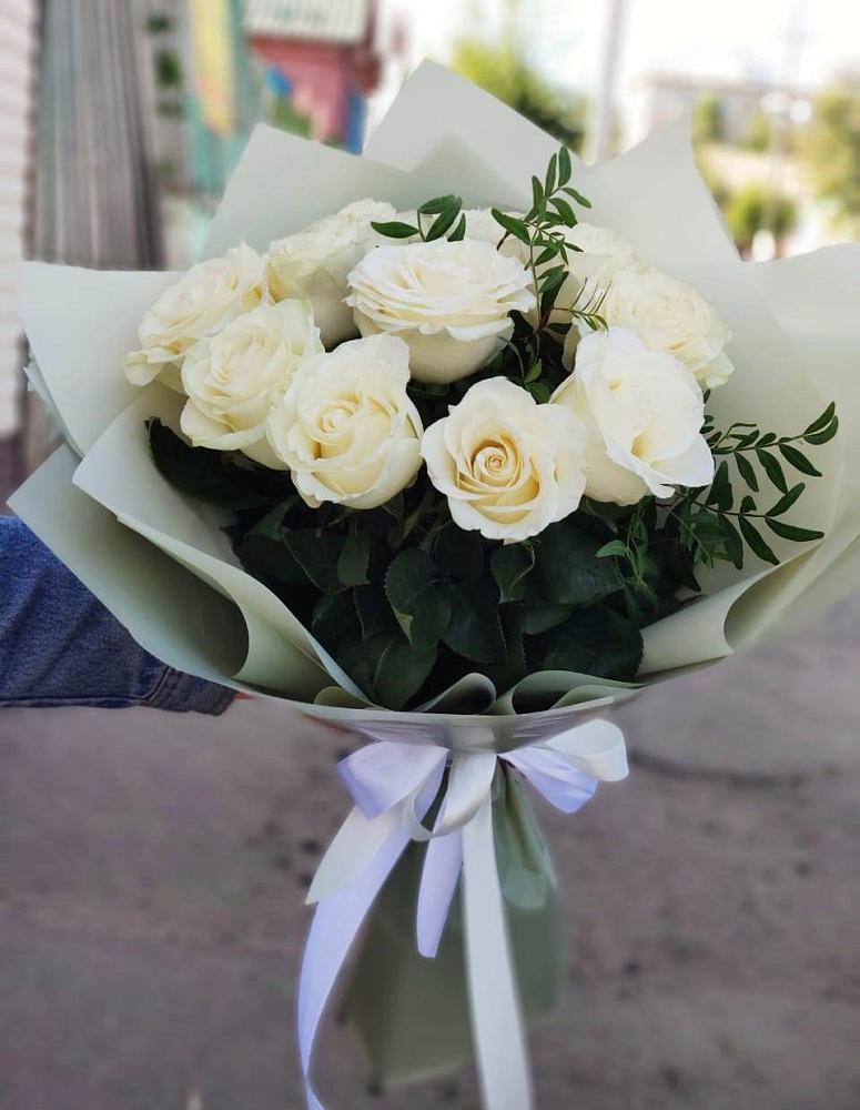 Букет Белые розы Проуд в Юность