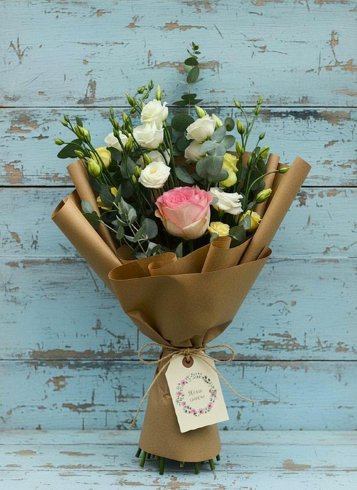 Букет цветов из: Розы и Лизиантусы в Юность