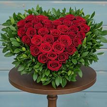 Цветочная композиция из Розы в виде сердца #REPLACE_PRED# Юность