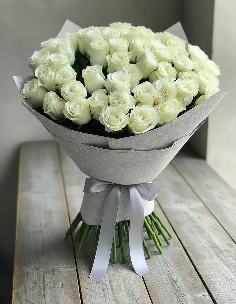 Букет 35 Белых роз в Юность