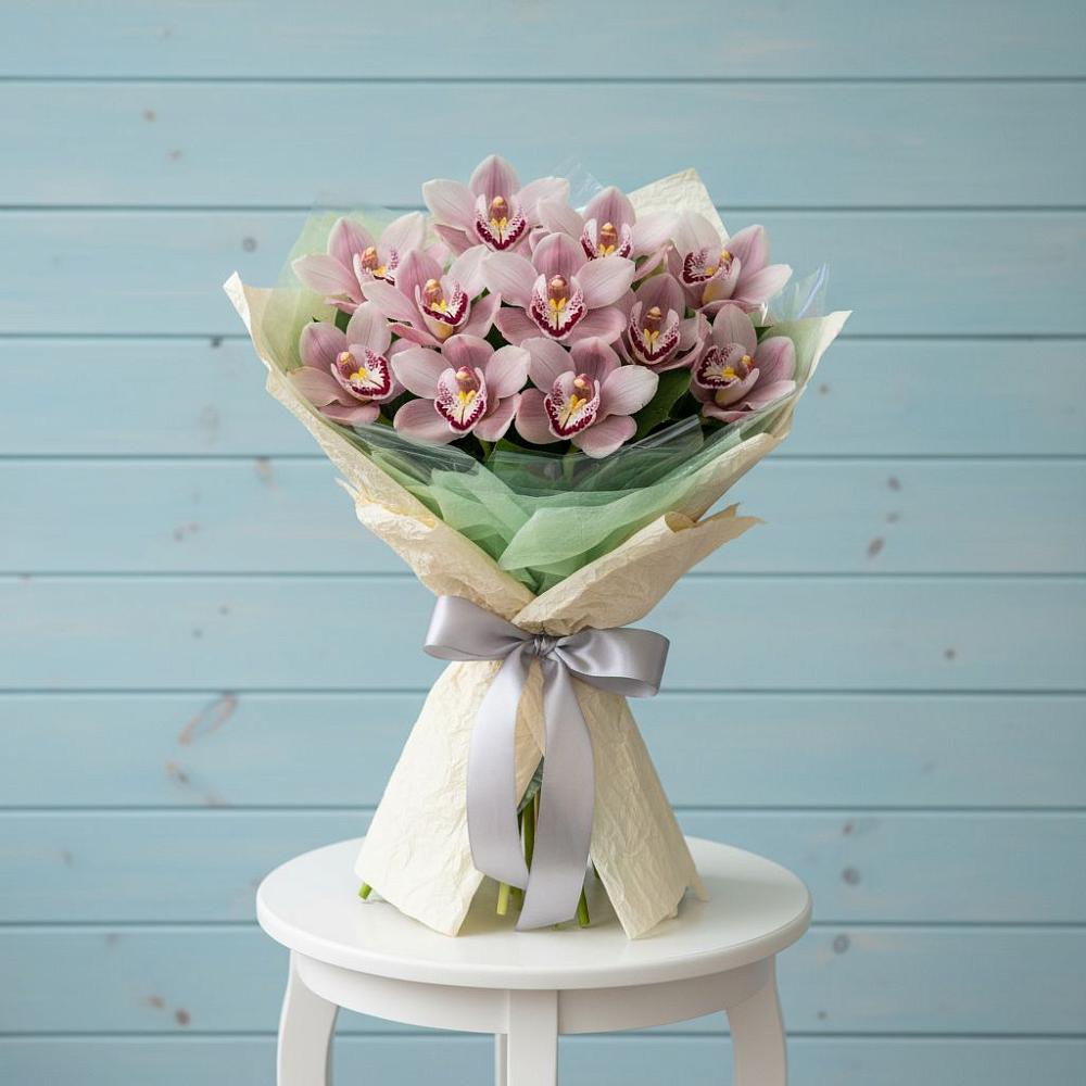 Букет цветов из: Орхидеи и Розы в Юность
