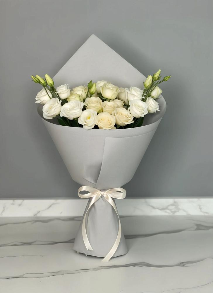 Букет цветов из: Розы и Лизиантусы в Юность