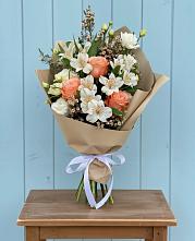 Букет цветов из:  Альстромерии, Лизиантусы, Розы и Хризантемы в Юность