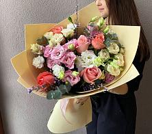 Букет цветов из:  Розы, Лизиантусы и Гвоздики #REPLACE_PRED# Юность