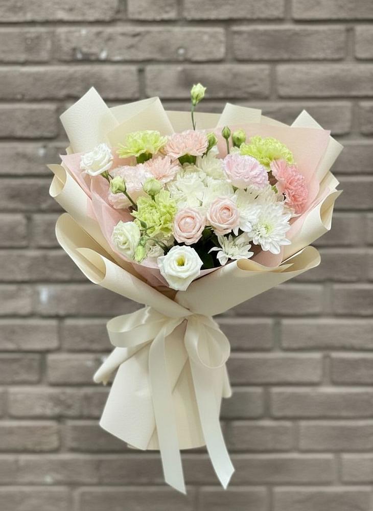 Букет цветов из: Гвоздики, Розы, Лизиантусы и Хризантемы в Юность
