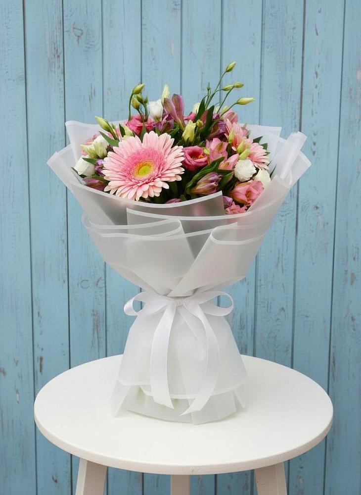 Букет цветов из: Герберы, Альстромерии и Лизиантусы в Юность