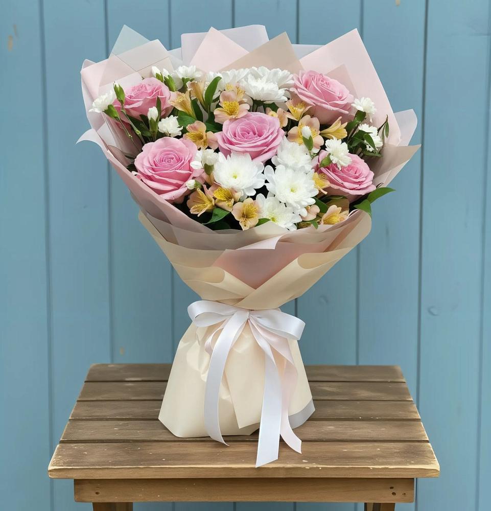 Букет цветов из: Гвоздики, Орхидеи и Розы в Юность