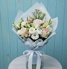 Букет цветов из:  Розы и Лизиантусы в Юность