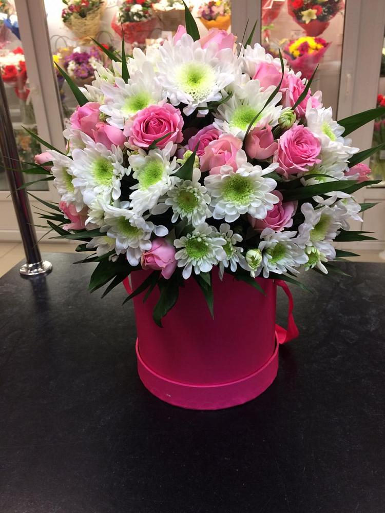 Цветочная композиция из Розы и Хризантемы в шляпной коробке в Юность