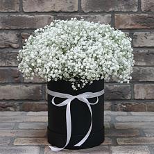 Цветочная композиция из Гипсофила в шляпной коробке в Юность