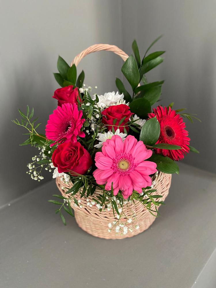 Цветочная композиция из Розы, Хризантемы и Герберы в корзине в Юность