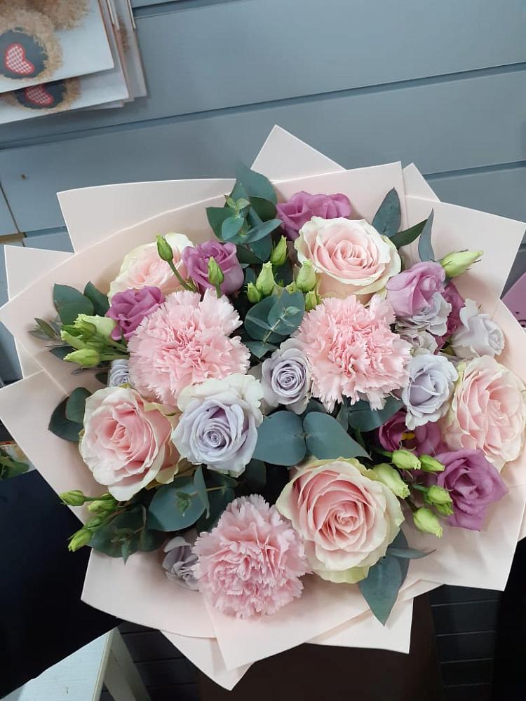 Букет цветов из: Розы, Гвоздики и Лизиантусы в Юность