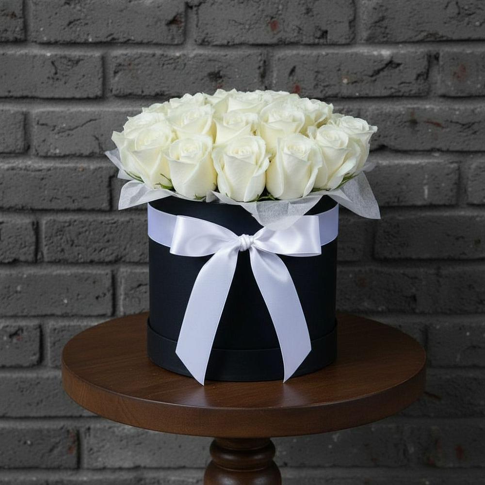 Цветочная композиция из Розы в шляпной коробке в Юность