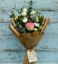 Букет цветов из:  Розы и Лизиантусы в Юность