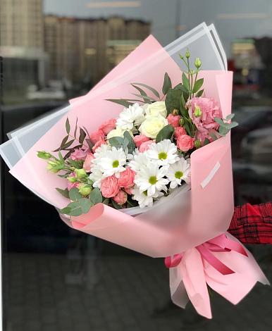 Букет цветов из: Розы, Лизиантусы и Хризантемы в Юность
