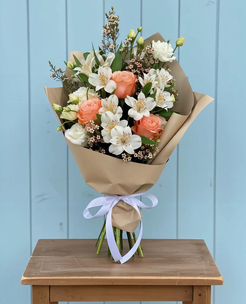 Букет цветов из: Альстромерии, Лизиантусы, Розы и Хризантемы в Юность
