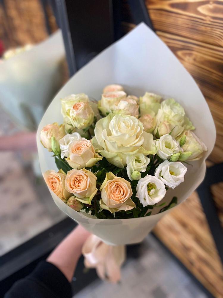 Букет цветов из: Розы и Лизиантусы в Юность